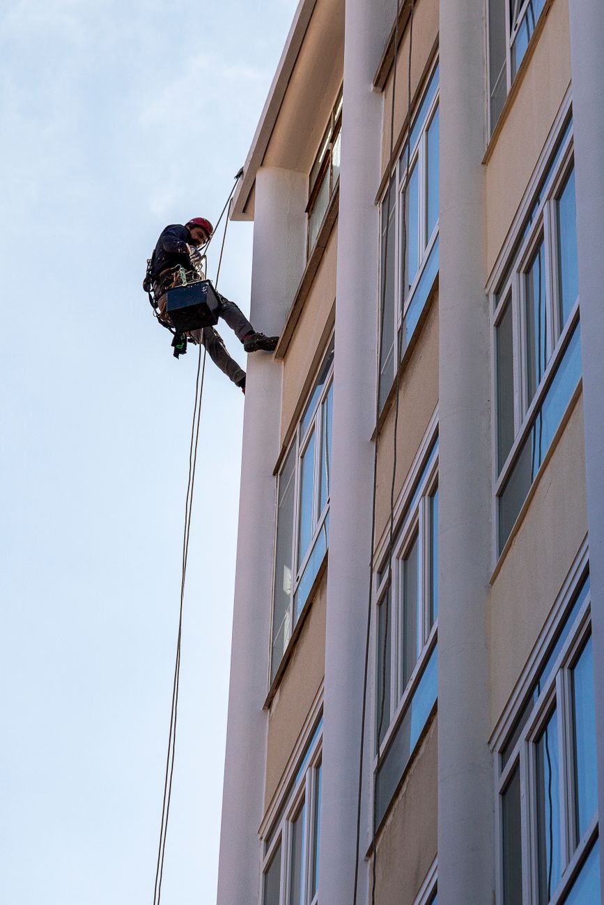 Lezec zostupuje na lane po fasáde bytového domu