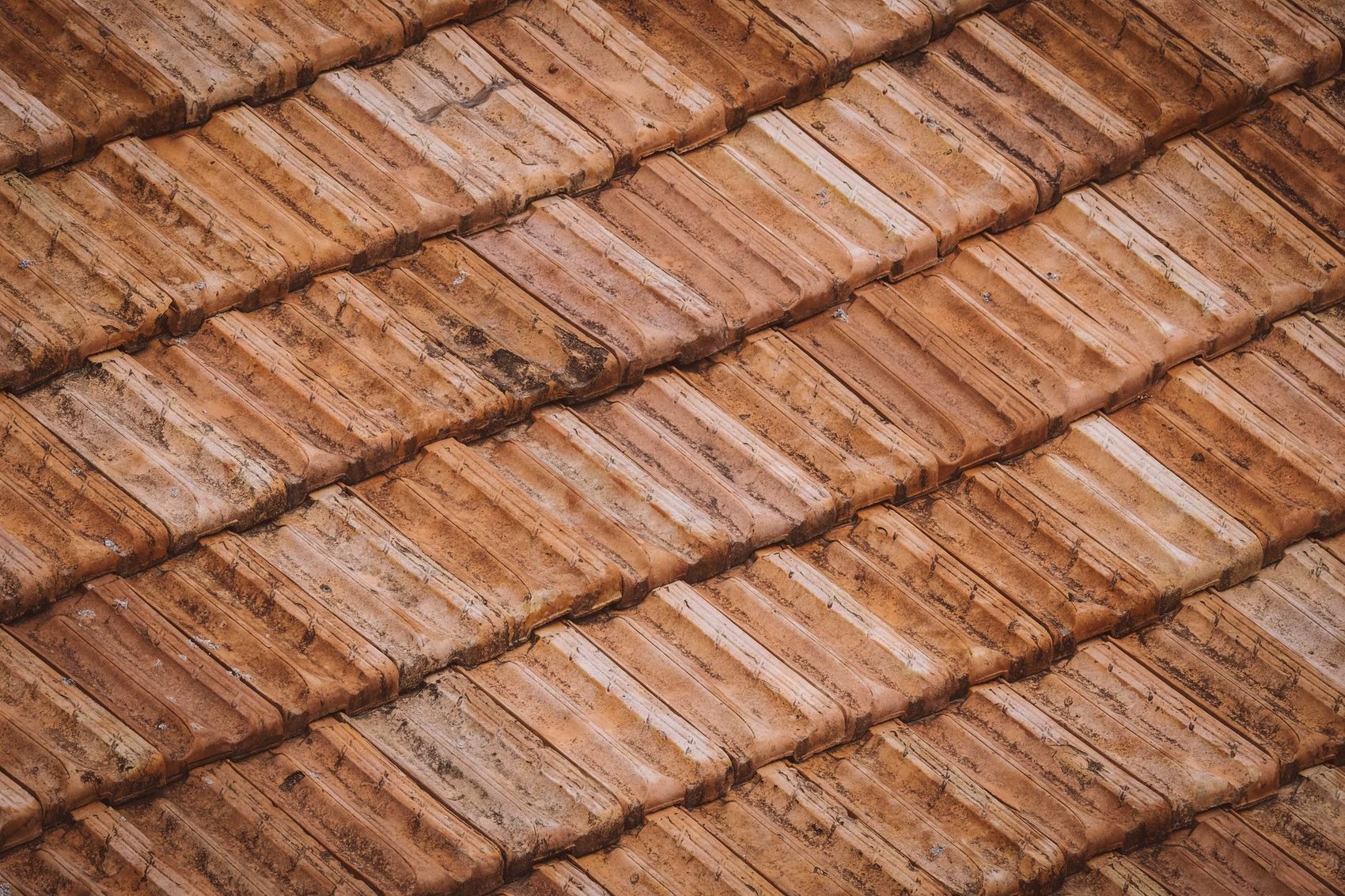 Detail pálenej škridly na streche